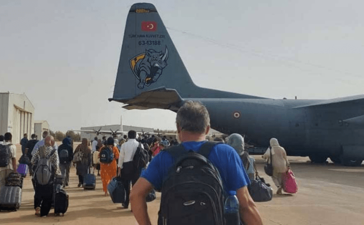 Sudan'da Türk tahliye uçağına ateş açıldı: Ordu RSF'i, RSF orduyu suçluyor