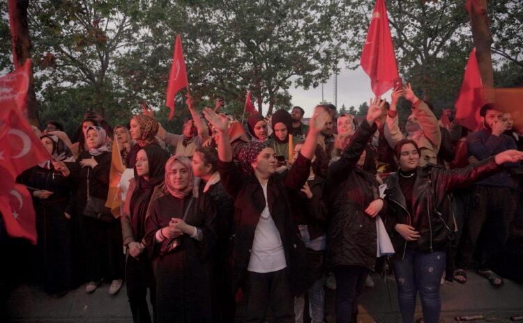 Erdoğan zafer ilan etti, İstanbul'da binlerce vatandaş kutlamaya çıktı