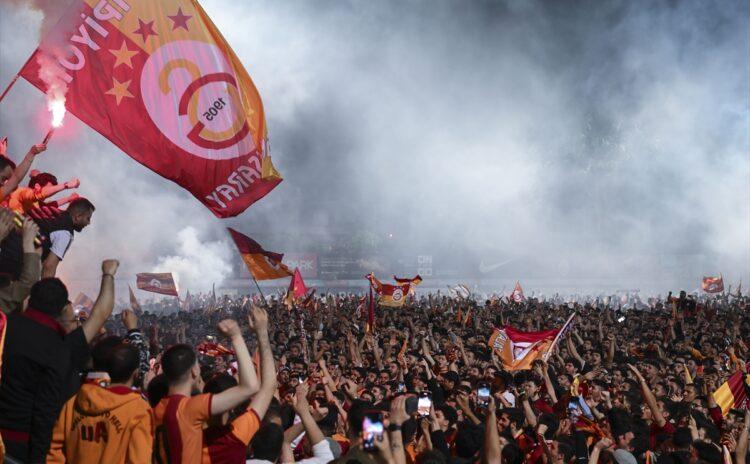 Galatasaray şampiyonluğu sabahlara kadar kutladı: “Kupa derbide Ali Sami Yen’de”