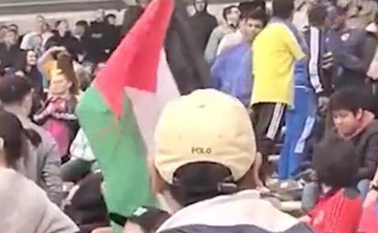 İsrail tribününde Filistin bayrağı açtı, olay yarattı