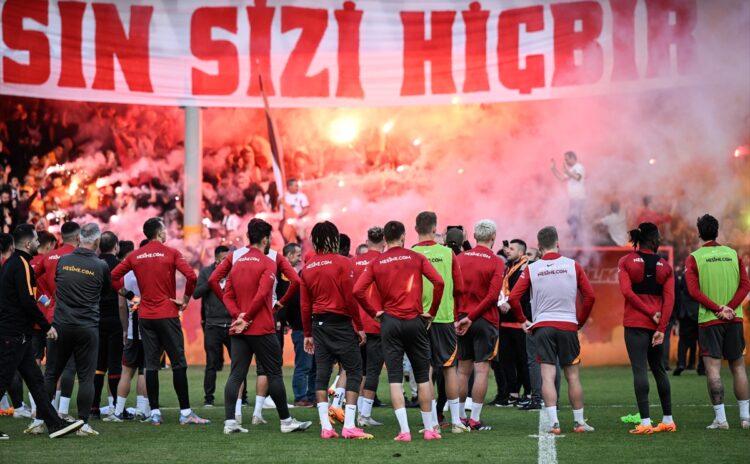 Galatasaray'ın taraftara açık idmanında ağaçlar bile doldu!