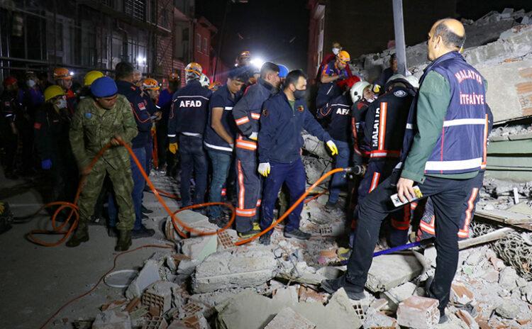 Malatya'da ağır hasarlı bina çöktü: Enkaz altında kalan 1 kişi öldü