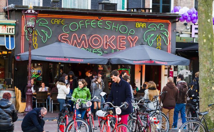 Amsterdam'da şehir merkezinde sokakta esrar içmek yasaklandı