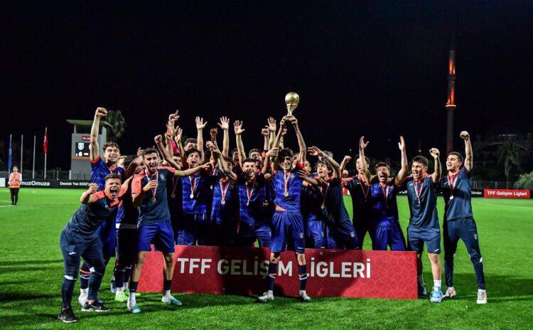 Galatasaray'i deviren Başakşehir şampiyon
