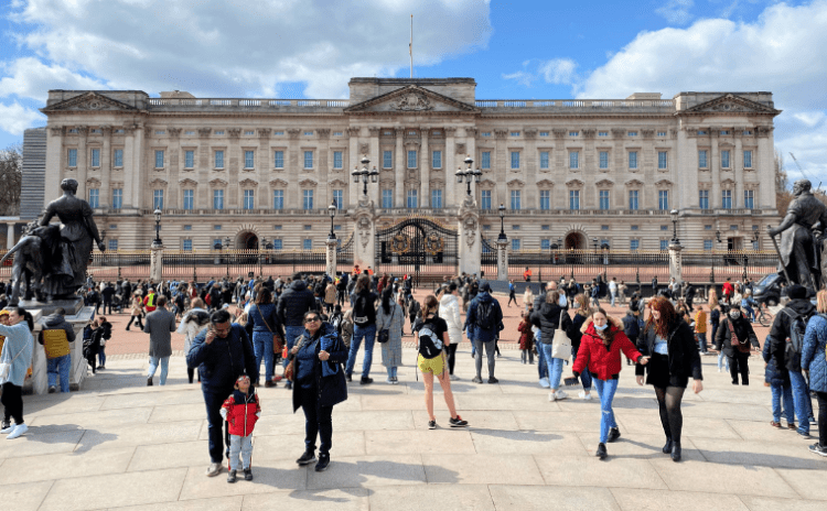 Taç giyme törenine günler kaldı: Buckingham Sarayı önünde hareketlilik