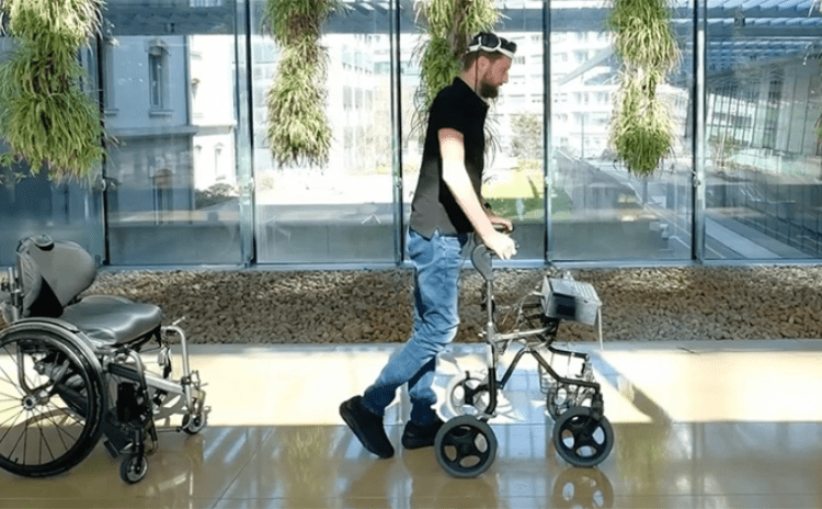Yaşasın bilim: Felçli adam beyin ve omurilik implantıyla yürümeyi başardı