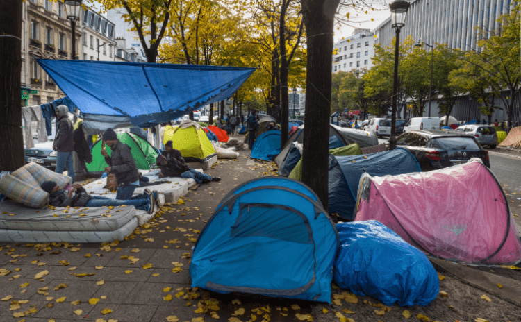Paris, 'Olimpiyat geliyor' diye evsizleri taşraya göndermek istiyor, taşra şehirleri evsizleri istemiyor