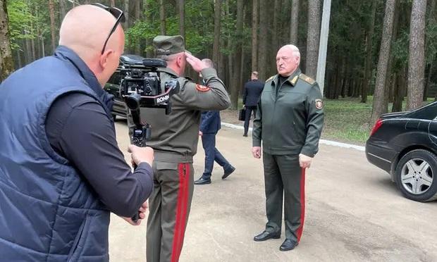 Lukaşenko'dan 'iyiyim' fotoğrafı ve videosu