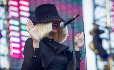Şarkıcı Sia otizmli olduğunu açıkladı