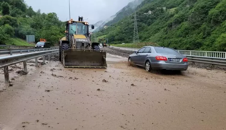 Doğu Karadeniz'de kuvvetli yağış nedeniyle heyelan meydana geldi, yollar trafiğe kapandı