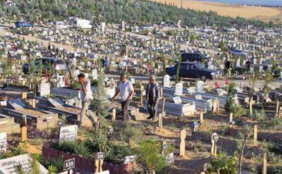 Deprem bölgesinde buruk bayram: Kimi mezarlıktaydı, kimi konteynerde misafirlerini bekledi