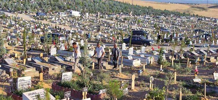 Deprem bölgesinde buruk bayram: Kimi mezarlıktaydı, kimi konteynerde misafirlerini bekledi