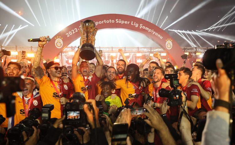 Şampiyon Galatasaray kupasına kavuştu, Fenerbahçe'ye büyük gönderme