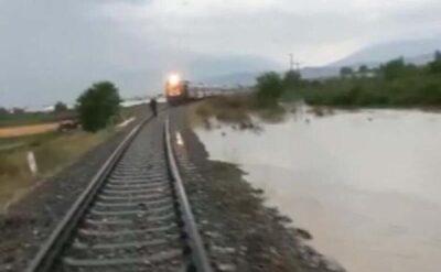 Tren yolu selde göçtü: Faciayı vatandaşlar son anda önledi