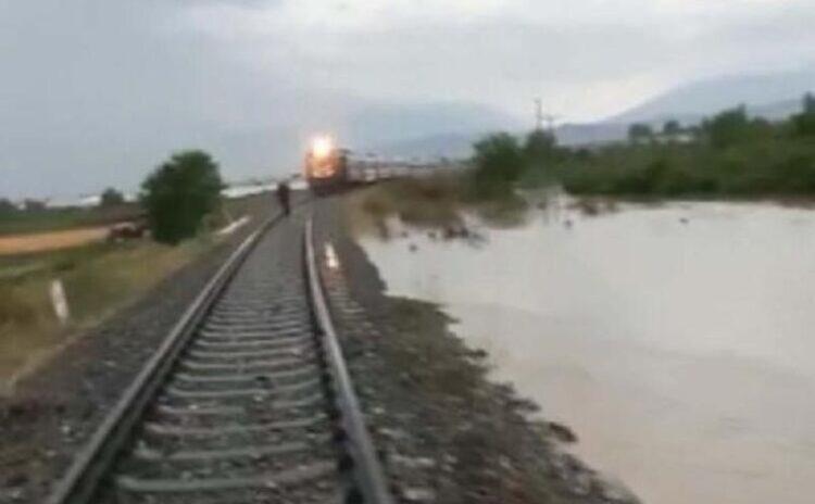 Tren yolu selde göçtü, Çorlu gibi bir faciayı vatandaşlar önledi