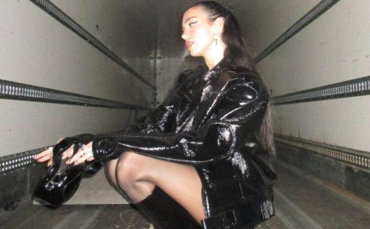 Dua Lipa: Bir roman okudum hayatım değişti