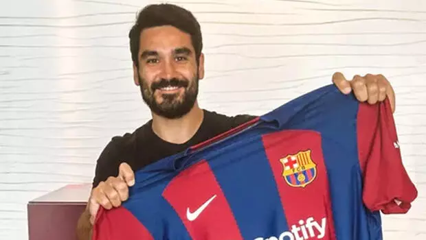 İlkay Gündoğan: Kupayı İstanbul'da kaldırdı, imzayı Barcelona'ya attı