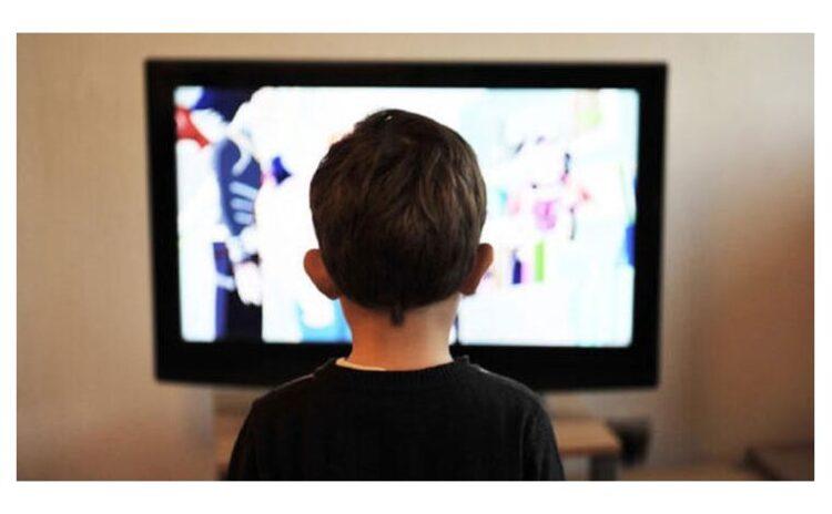 Uzman doktor uyardı: Çocuğunuz yüksek sesle televizyon izliyorsa işitme kaybı olabilir