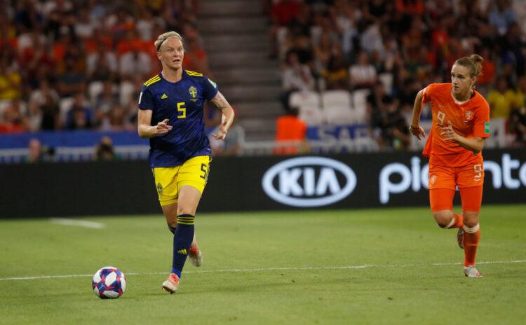 İsveçli kadın futbolcular ispat için doktora genital bölgelerini göstermek zorunda kalmış