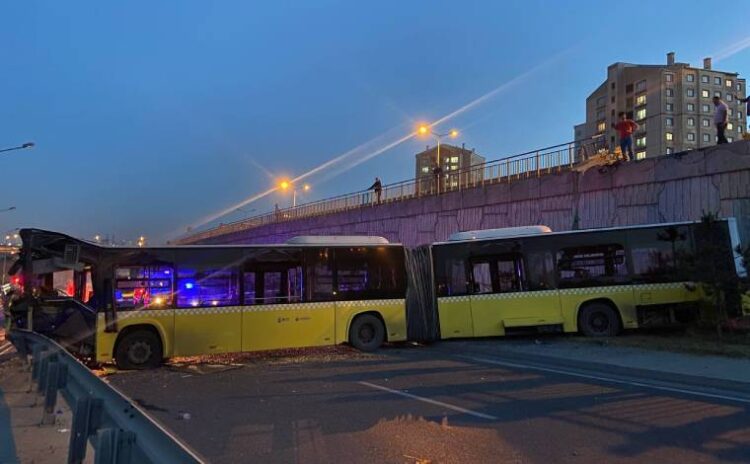 Bariyerleri aşan yolcu otobüsü metrelerce alttaki yola düştü!