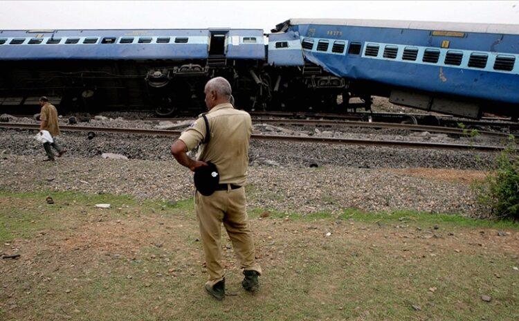 Hindistan'da tren faciası: 50 kişi öldü, 300'den fazla yaralı var