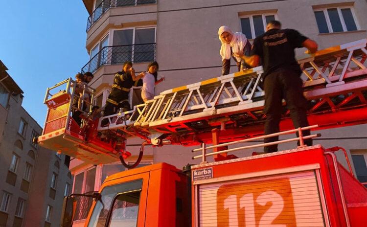Hatay'da yangın: 25 kişi apartmanda mahsur kaldı