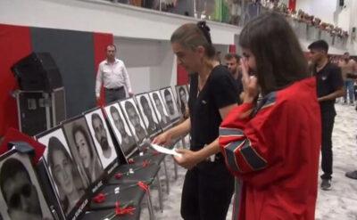 Depremde ölen kardeşinin mezuniyetine katıldı, cübbesini giydi