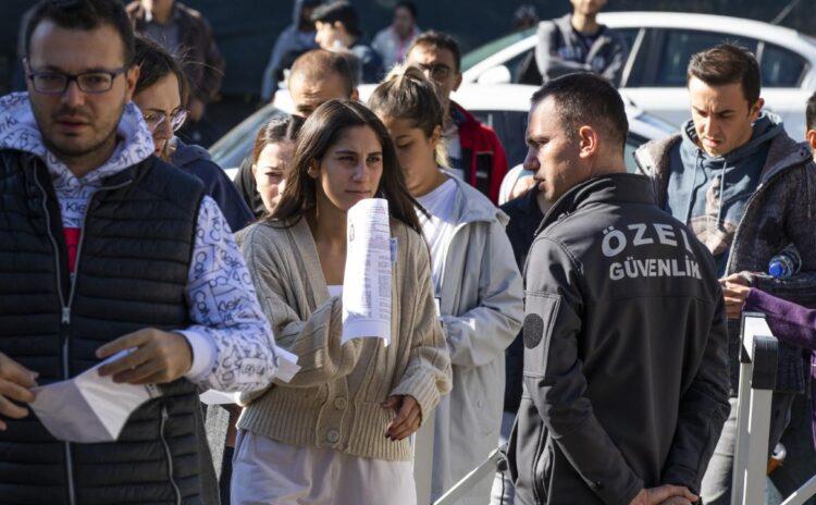 Tüm yurtta KPSS heyecanı: Geç kalanlar, okulu karıştıranlar, kimliğini unutanlar