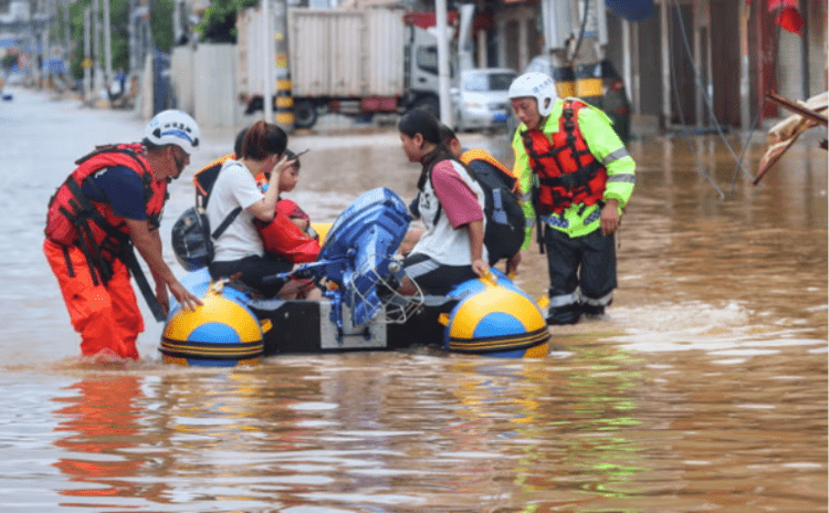 Çin'i Doksuri tayfunu vurdu, 31 bin kişi tahliye edildi