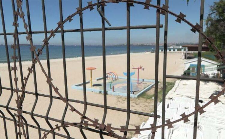Belediye plajı kirli diye kapalı, yanındaki 300 liraya hizmet veriyor
