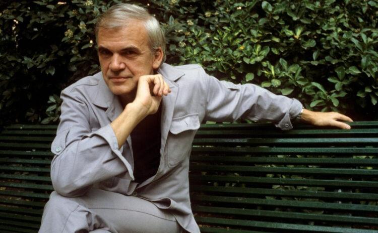 Raf Gezgini Milan Kundera'nın kitaplığına bakıyor