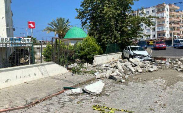 Fırtınanın yıktığı cami minaresi 2 kişiyi yaraladı