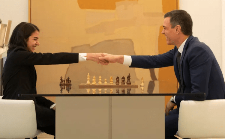 Turnuvada başörtüsü takmayan İranlı satranç oyuncusuna İspanya vatandaşlığı verildi