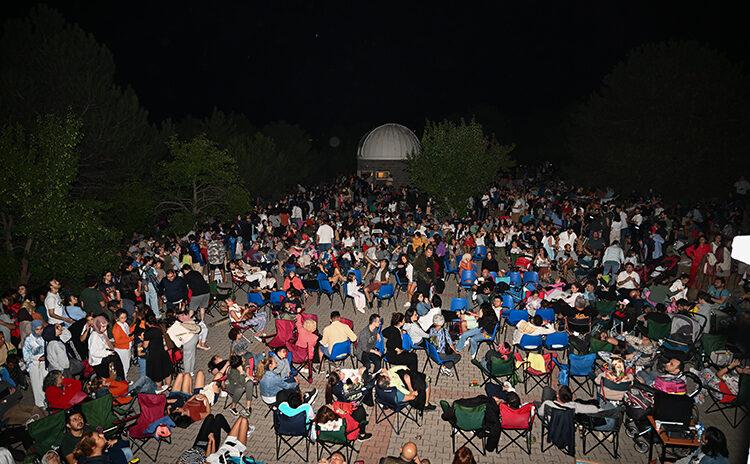 Ankara'da meteor yağmurunu izlemek isteyen 1000 kişi rasathanede buluştu