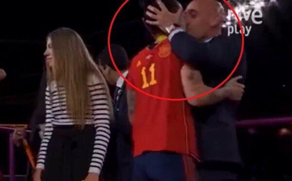 Oyuncuyu dudağından öpen İspanya Futbol Federasyonu Başkanı’na tepki yağdı