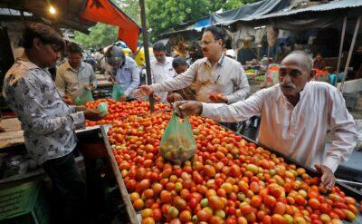 Hindistan’da fiyatı yüzde 450 artan domates, hamburgerlerden çıktı.