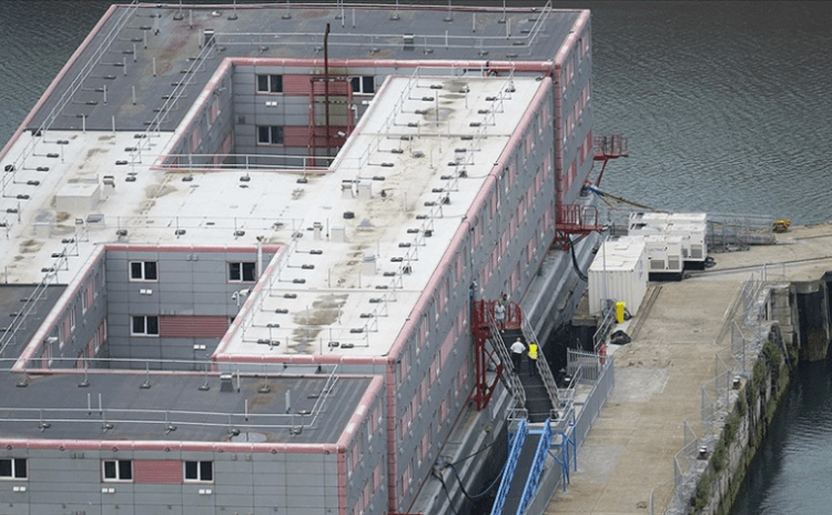 'Göçmen hapishanesi' Bibby Stockholm gemisine ilk sığınmacılar bindirildi