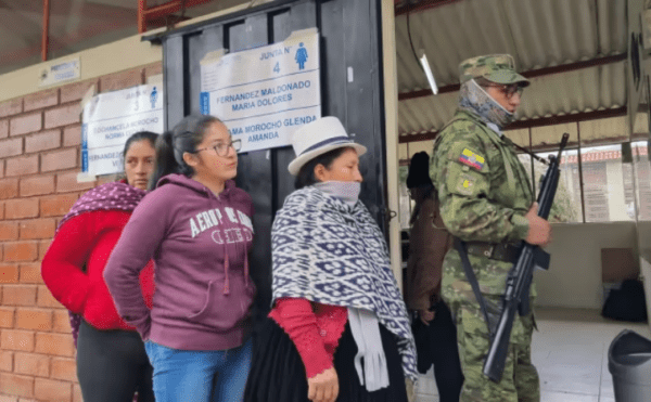 Suikastlerin gölgesinde seçim: Ekvadorlular yeni devlet başkanı için sandığa gitti