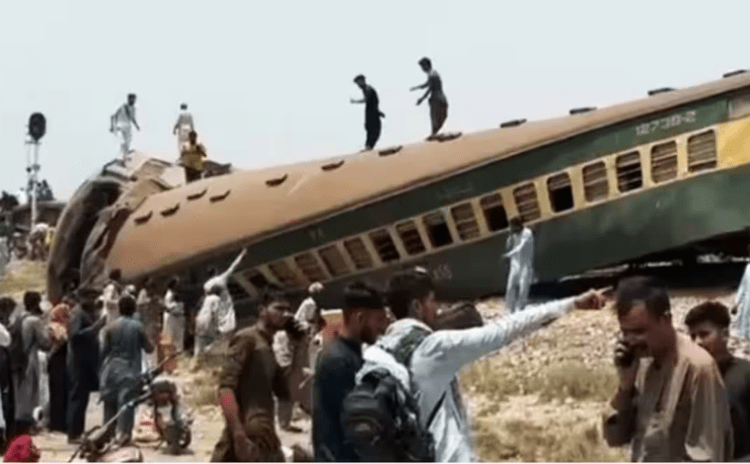Pakistan'da tren raydan çıktı: 30 ölü, 67 yaralı