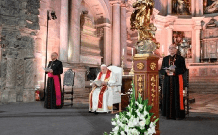 Papa Francis, Portekiz gezisinde rahip istismarına uğrayan kişilerle yüzleşti