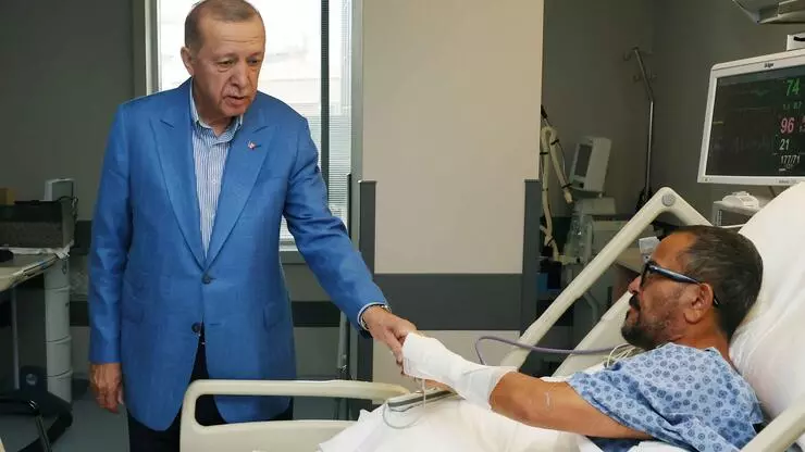 Erdoğan kaza geçiren Sabancı çiftini ziyaret etti