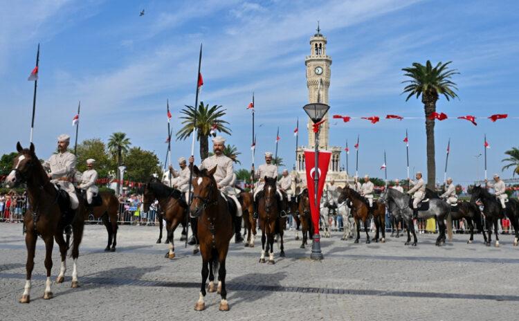 İzmir'in düşman işgalinden kurtuluşunun 101. yılı: 350 metrelik bayrakla Zafer Yürüyüşü