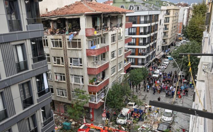 Doğalgaz bomba gibi patladı: Şirinevler'deki apartmanda can pazarı!