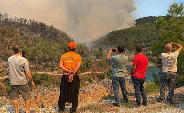 Alanya’da yerleşim yerlerinin hemen dibindeki ormanda yangın