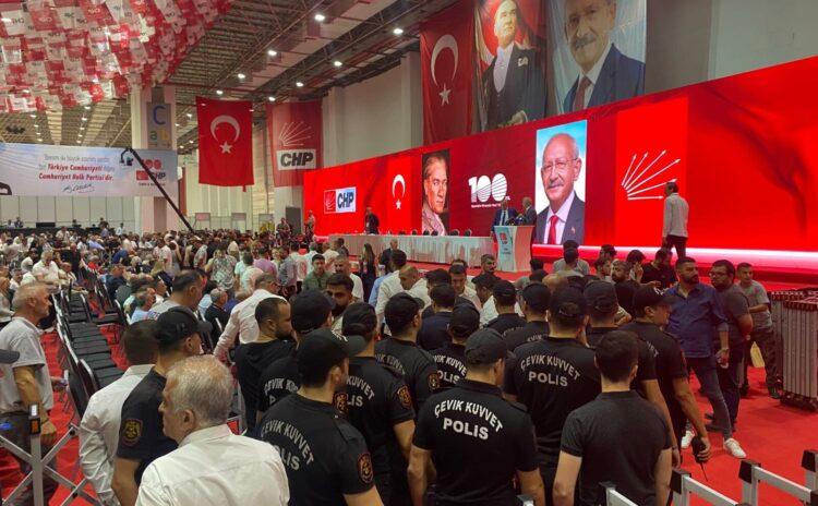 CHP'nin kalesi İzmir'den demokrasi manzaraları: Kongrede yumruklar konuştu, sandalyeler uçuştu