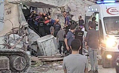 Hatay’da yıkımlardaki kaos can aldı: 8 katlı bina işçilerin üzerine yıkıldı