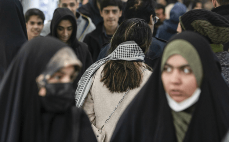 İran'da kadınların omuzlarına yeni yük: Tartışmalı 'başörtüsü yasası' meclisten geçti