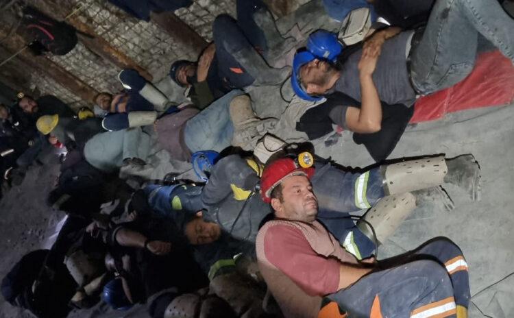 Tazminatları için direnen 170 madenciden altısı fenalaşarak hastaneye kaldırıldı