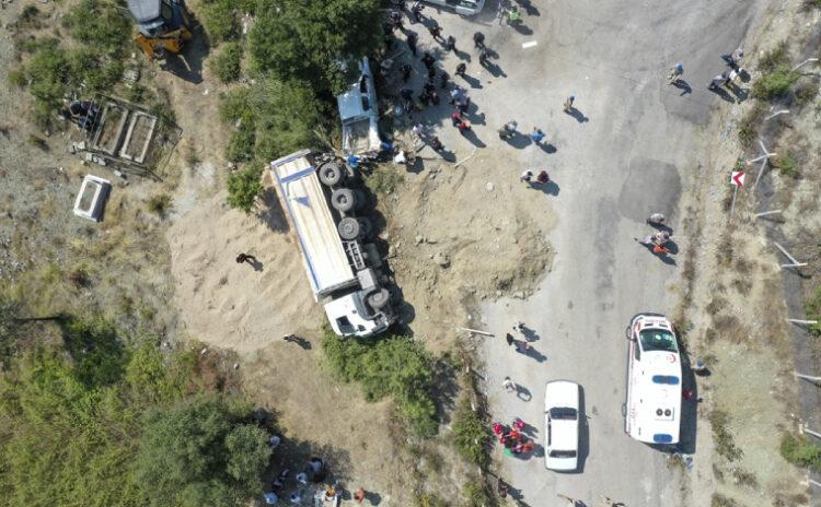 Mezarlıkta katliam gibi kaza: Kamyon cenaze törenine daldı, 5 ölü