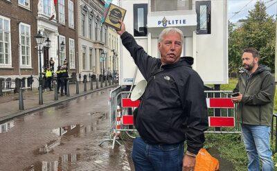 Hollanda’da PEGIDA lideri, Türkiye’nin Lahey Büyükelçiliği önünde Kur’an-ı Kerim yırttı